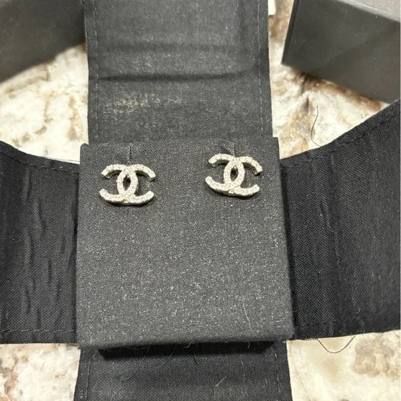 CHANEL Silver Earrings Elegant Jewelry - Picture 4 of 6